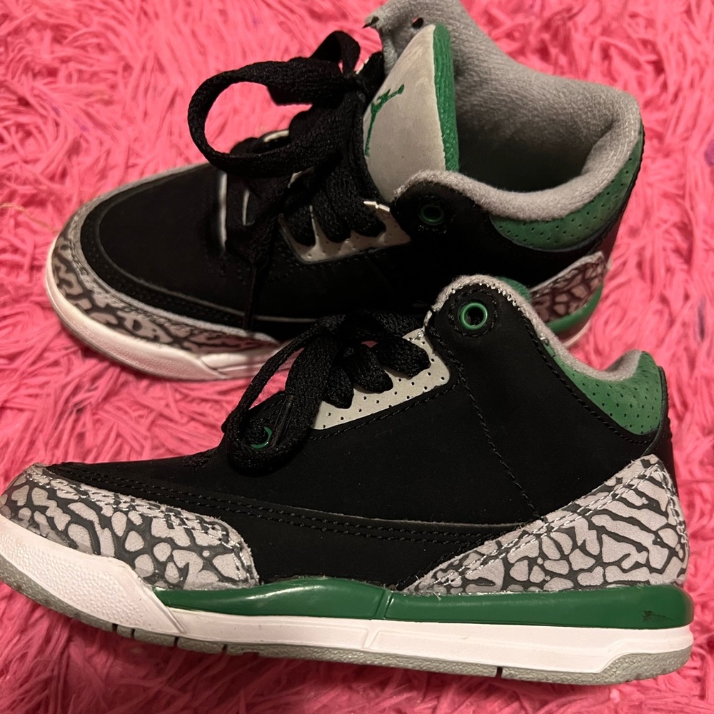 Like New ‼️‼️ Jordan 3s  size 11c great condition ❗️